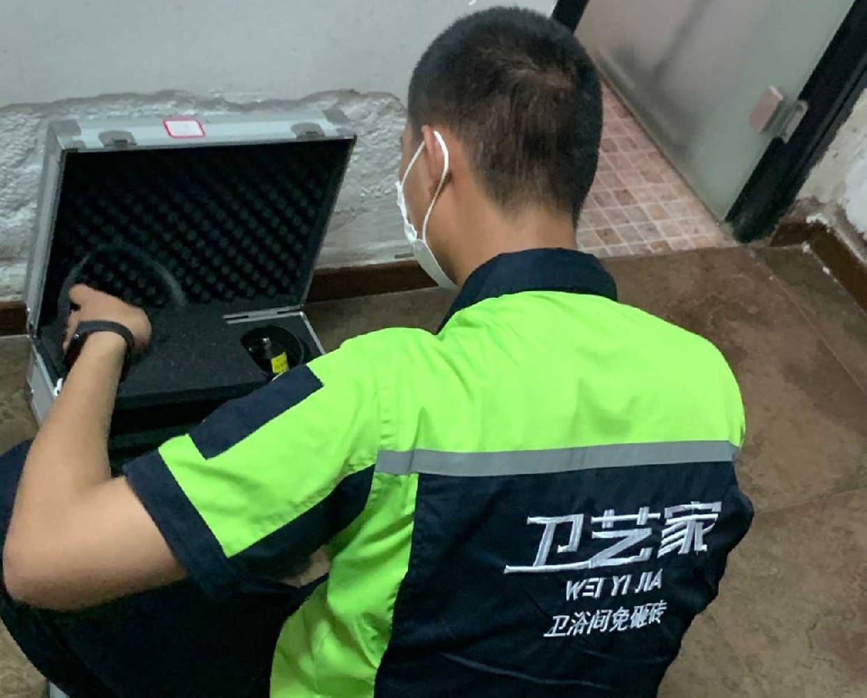 成都附近防水补漏师傅电话号码，24小时上门维修服务